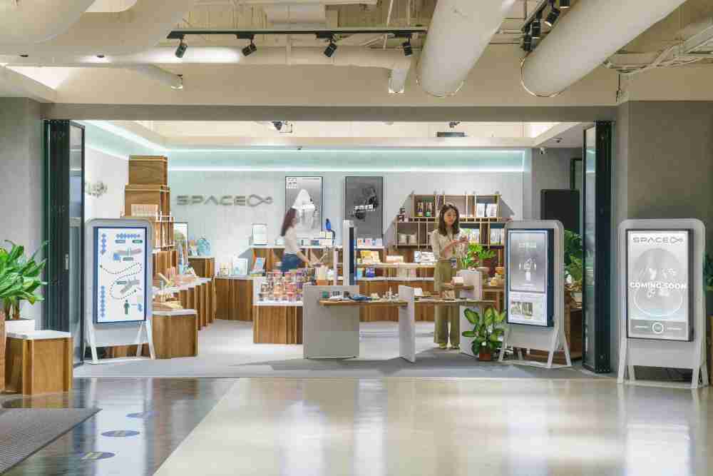 冰球突破打造永续选物商店，，展示社企及社创商品，，，结合创利空间所开发的智能零售系统，，，整合多元产品信息，，让无人商店扮演公益行动的推手