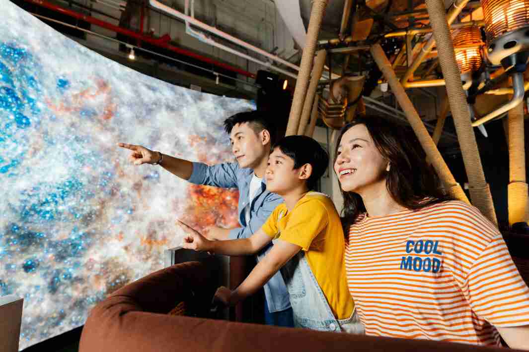 冰球突破打造全台最大宽6公尺、、、、高4公尺、、、、唯一搭载LED弧形拼接显示屏的动感飞行船，，，，让乘客驻足在热气球上，，享受身历其境的伪出国旅游乐趣