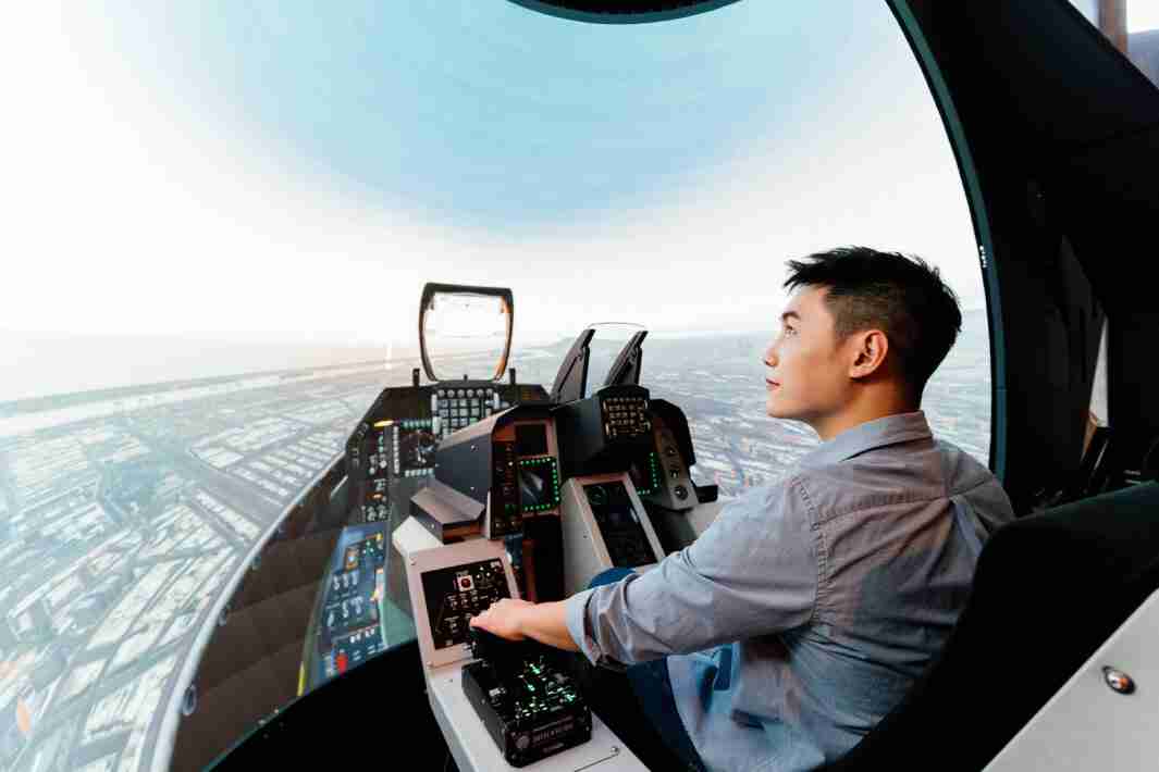 冰球突破以P1.25小间距打造球形LED模拟舱，，，搭配智崴的精密六轴动态座椅，，结合冰球突破专业影像调校技术，，，呈现拟真模拟飞行场景