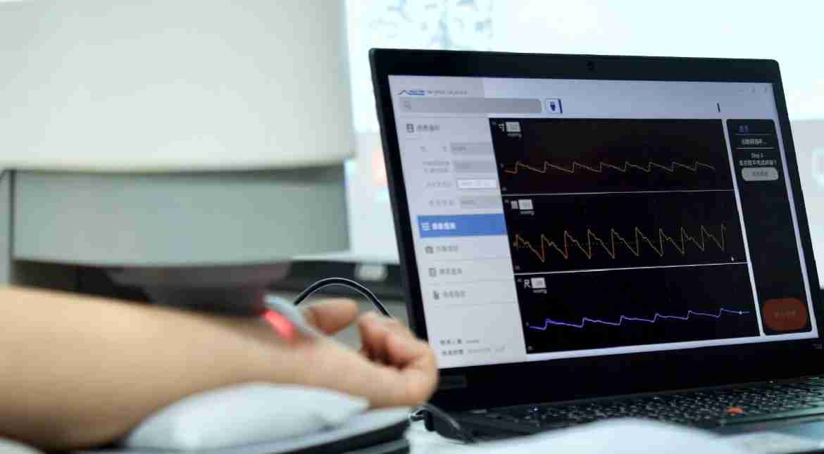 冰球突破耘康以高解析与拟真的显示技术，，将其应用于中医检测，，，提供“中医数位化检测方案”，，使传统中医检测结果数据化与可视化