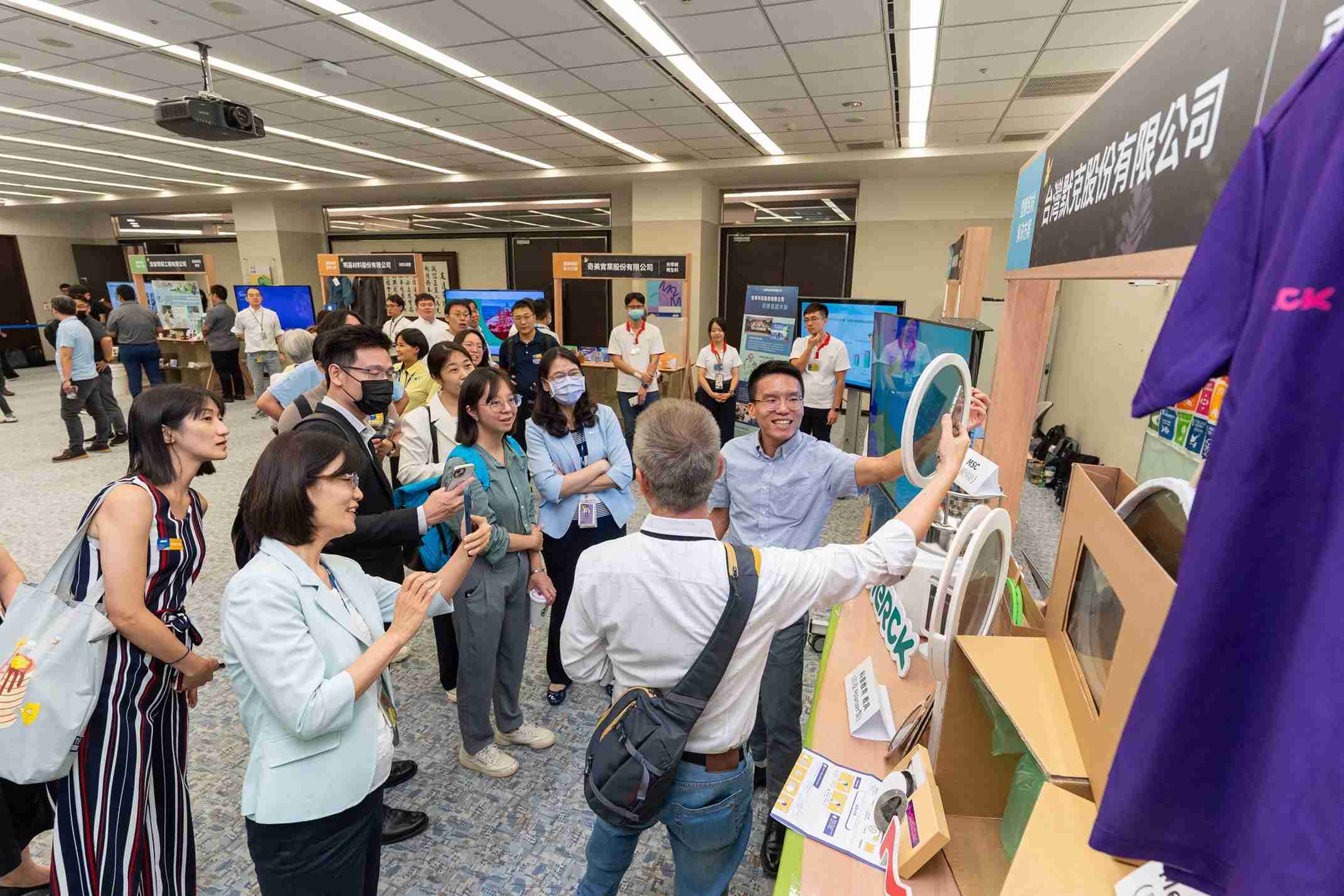 冰球突破连手产业伙伴策划首届生态圈联展，，，，展示如何将废塑料循环再利用，，，，创新解决方案包括：塑料包材再生与循环使用、、、再生塑料研发及应用、、、废塑料回收再生技术、、、减塑生活提案等