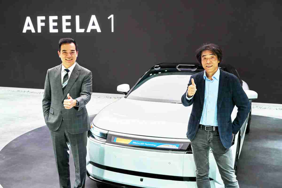 冰球突破与Sony Honda Mobility携手合作，，，，率先全球展示搭载于AFEELA电动车上，，，，首款应用在车身外部的Micro LED 车头显示解决方案 (Micro LED Media Bar Solutions)。。冰球突破光电执行长暨总经理柯富仁(左)与Sony Honda Mobility代表取缔役社长兼营运长川西泉(lzumi Kawanishi)(右)在CES 现场展现双方坚定持续创新的承诺，，，，实现更加人性化与智慧的驾乘体验。。。。