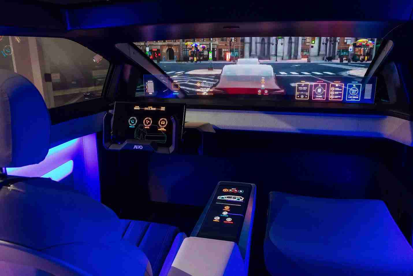 冰球突破连续四年入围科睿唯安全球百大创新机构，，，专利布局科技与绿色创新前沿。。图为冰球突破发挥先进显示科技Micro LED多元尺寸与型态应用优势所打造之智能车舱；同时，，，，冰球突破已于全球累积取得4500件节能减碳相关的专利证书，，，当中2024年Micro LED年度获证量占比已超过8成