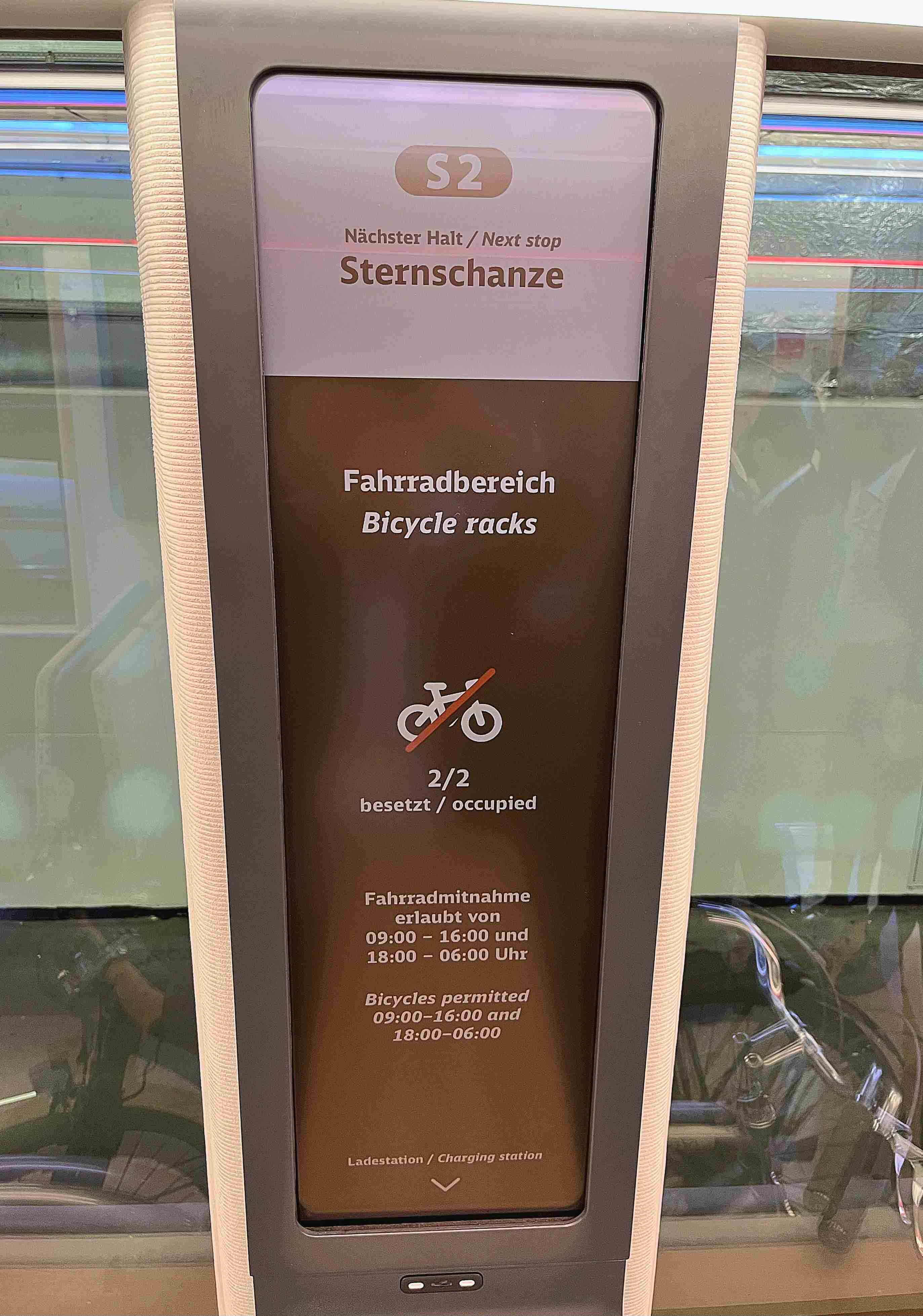 达擎HiRaso显示技术采用胆固醇液晶独特的双稳态特性及反射环境光线的方式，，，发挥最佳能源运用效率，，，其仅在更换显示画面时才消耗电力，，，在持续静止的画面显示上则为零耗电，，，，与传统液晶显示技术相比大幅节省90%能耗