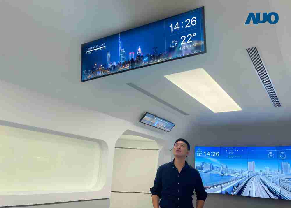 达擎TARTAN “37吋超薄双屏车厢显示器” 采用单一背光设计，，将双面显示器厚度大幅缩减至12mm，，，支持长条屏 32:9 规格，，，，突破传统分辨率限制，，，，提供旅客更清晰实时的乘车信息及广告讯息